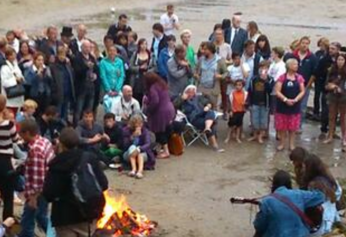 Carolyn, Alex, Steph, Ellie & Spohie watching The Staves